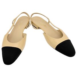 Chanel Slingback bicolore in pelle nero e beige