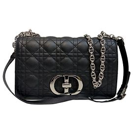 Dior Caro mittlere Schultertasche in Schwarz mit silbernen Details
