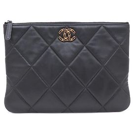 Clutch Chanel 19 Medium in pelle nera