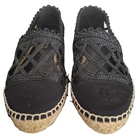 Espadrilles Chanel en toile noire et paille