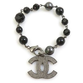 Bracciale con charm Chanel in nero e gunmetal