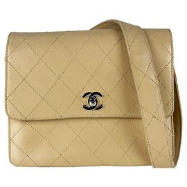 Bolsa de ombro Chanel em couro bege