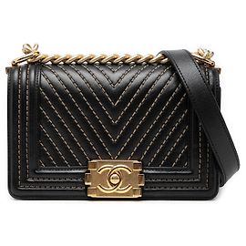 Borsa a tracolla Chanel Boy Flap Small in pelle d'agnello matelassé chevron nera