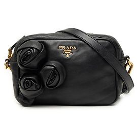 Borsa a tracolla Prada in Nappa nera con rosetta