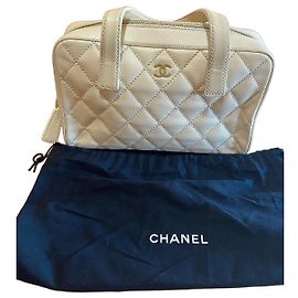 Chanel Bolso Boston de piel acolchada beige