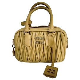 Sac à main Miu Miu Matelassé en cuir jaune