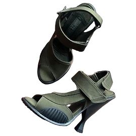 Sandali Prada in tela kaki con tacco scolpito