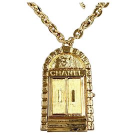 Collana con ciondolo a medaglione Chanel Gold