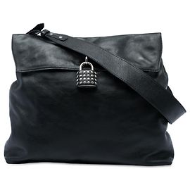 Borsa a tracolla Burberry in pelle nera borchiata con lucchetto