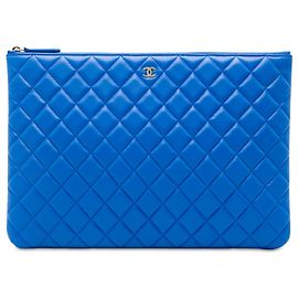 Clutch Chanel Blue Large Quilted Lambskin O Case