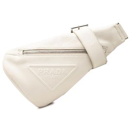 Bolso Sling Prada de piel Vitello Daino blanco con logotipo grabado