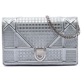 Portafoglio Diorama con catena in pelle laccata metallizzata argento Microcannage Dior