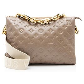 Bolso de hombro Coussin MM de piel de cordero con monograma grabado Louis Vuitton