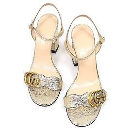 Gucci Sandali GG Marmont con tacco medio in pelle laminata oro metallizzato