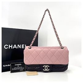 Chanel Borsa a tracolla con patta, logo argento e doppia catena
