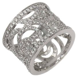 Anillo Chanel Camélia en oro blanco de 18K