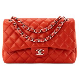 CHANEL - Sac à bandoulière Classique/Timeless Jumbo Chanel en cuir lisse rouge