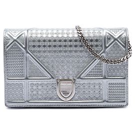 Bolso bandolera Diorama Wallet on Chain de charol metalizado Microcannage Plateado Dior