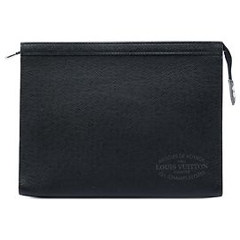 Bolso de mano Louis Vuitton Taiga Articles de Voyage Pochette Voyage MM Negro