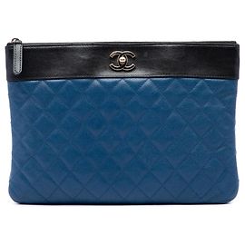 Chanel Mademoiselle O Case Medium Bicolor Clutch aus gestepptem Lammleder Blau