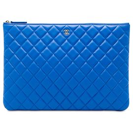 Clutch Chanel Large Quilted Lambskin O Case Azul