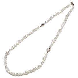 Collana lunga CHANEL A11C con perle e logo Coco in strass