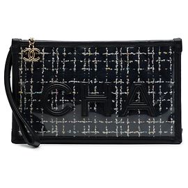 Clutch de muñeca Chanel de tweed acolchado negro con logo de PVC, tamaño grande