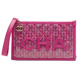 Chanel Wristlet Clutch aus rosa gestepptem Tweed mit PVC-Logo