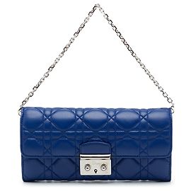 Portafoglio con catena Miss Dior Promenade in pelle d'agnello Cannage blu Dior