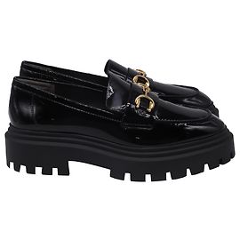 Mocassini Owen con fibbia e suola lug di Stuart Weitzman in pelle verniciata nera