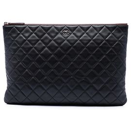 Clutch Chanel Large Quilted Lambskin O Case Nera