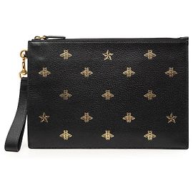 Clutch Gucci Bee Star de piel de becerro negra