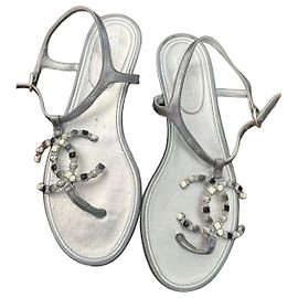 Sandali bassi Chanel in pelle argentata