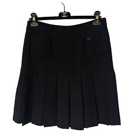 Falda Chanel de lana negra plisada