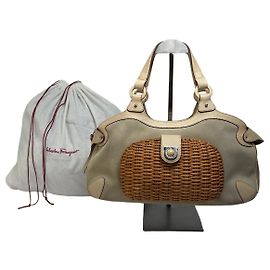 Salvatore Ferragamo Bolsa de mão estruturada Vintage Ferragamo em vime trançado Bege