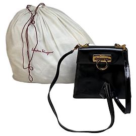 Salvatore Ferragamo Vintage Ferragamo Schultertasche mit Klappe aus Lackleder Schwarz Gold