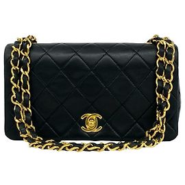 Borsa a tracolla Chanel in pelle d'agnello matelassé nera