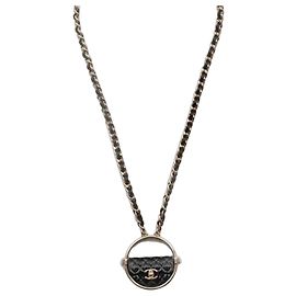 Colar Chanel em pele de cordeiro acolchoada preta com pingente CC