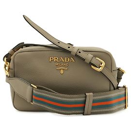 Bolso de mano Prada en cuero Vitello Daino Grayish