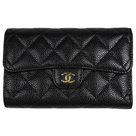 Chanel Tri-fold Geldbörse aus schwarzem genarbtem Kalbsleder