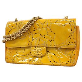 Borsa a tracolla Chanel in pelle verniciata gialla