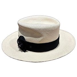 Cappello di paglia Chanel con nastro nero e Camelia