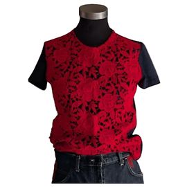 Prada T-shirt preta de algodão com renda guipure vermelha