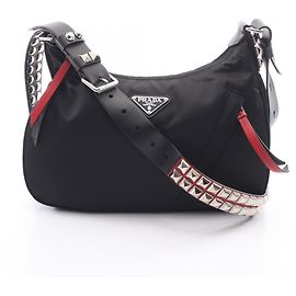 Bolso de hombro Prada NEW VELA con tachuelas