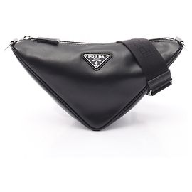 Bolso de hombro Prada Triangle en piel negra