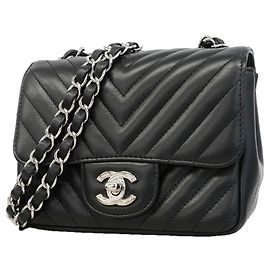 Bolsa de ombro Chanel em pele de cordeiro preta