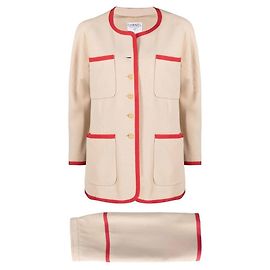 Conjunto Chanel de lã bege com acabamento vermelho