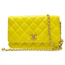 Chanel Pearl Crush Wallet on Chain em pele de cordeiro acolchoada