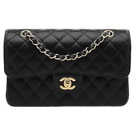 Chanel Un corpo in pelle trapuntata tridimensionale si armonizza con l'ornamento della chiusura CC firmata per un'atmosfera sofisticata ed elegante. Realizzato in pelle Caviar resistente ai graffi, offre una forma eccezionale.