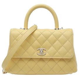 Un design elegante caratterizzato dall'estetica classica della trapuntatura a diamante che si armonizza con una silhouette strutturata. Il manico superiore curvo e l'ornamento con chiusura girevole CC sottolineano l'atmosfera distintamente classica di Chanel.